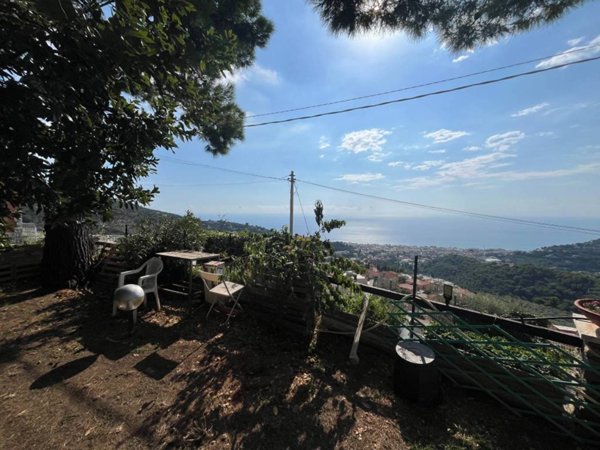 casa indipendente in vendita ad Alassio in zona Moglio