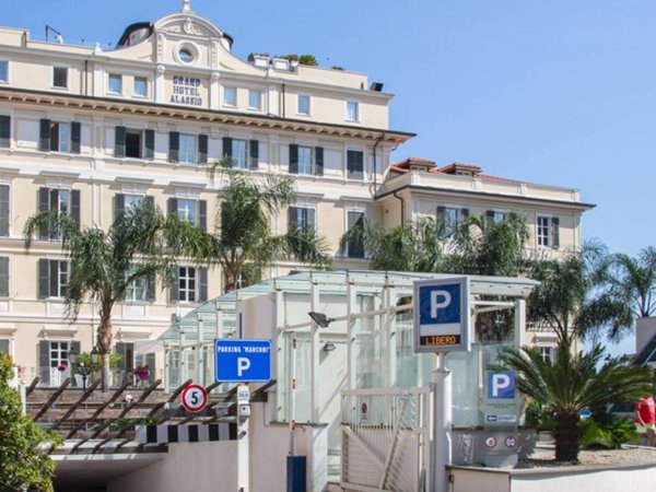 albergo in vendita ad Alassio