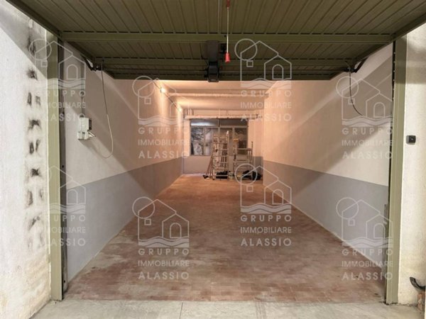 box auto in vendita ad Alassio