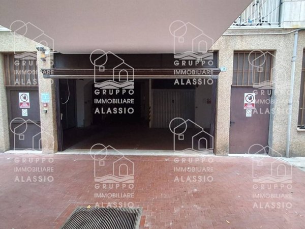 box auto in vendita ad Alassio