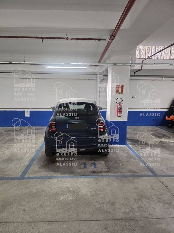 box auto in vendita ad Alassio