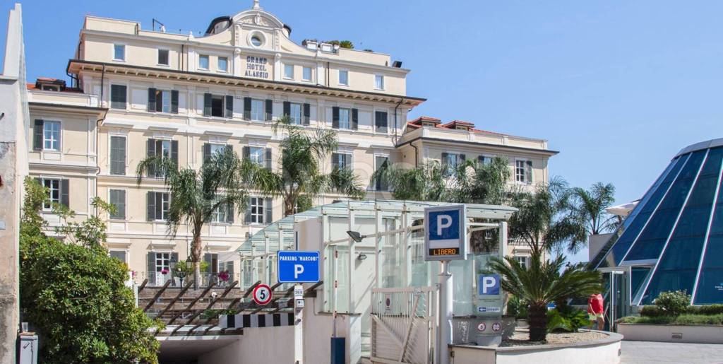 box auto in vendita ad Alassio