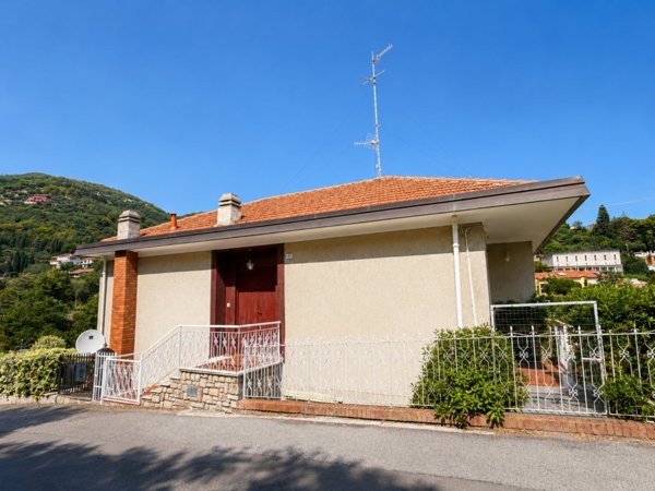 casa indipendente in vendita ad Alassio in zona Moglio