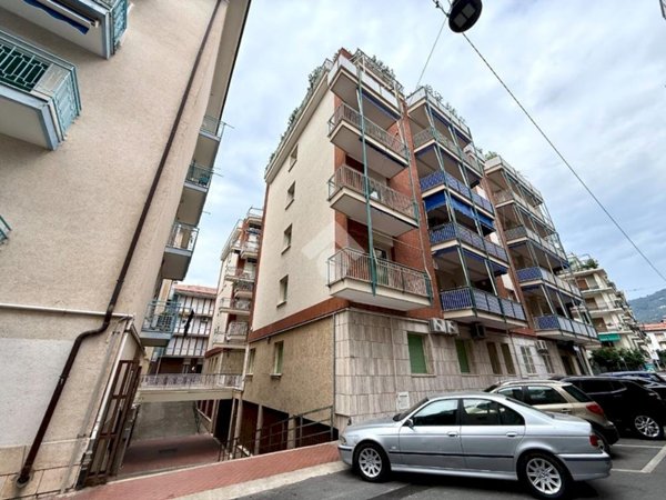 box auto in vendita ad Alassio