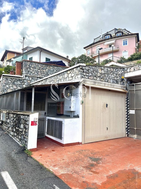 box auto in vendita ad Alassio