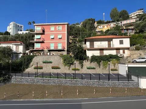 box auto in vendita ad Alassio