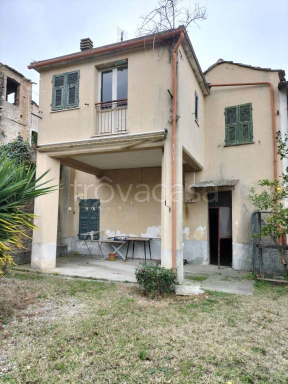 casa indipendente in vendita ad Albenga in zona Lusignano