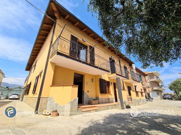 casa indipendente in vendita ad Albenga in zona Campochiesa