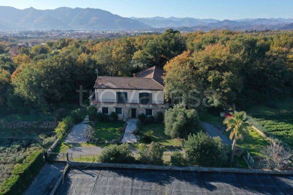 casa indipendente in vendita ad Albenga in zona Campochiesa