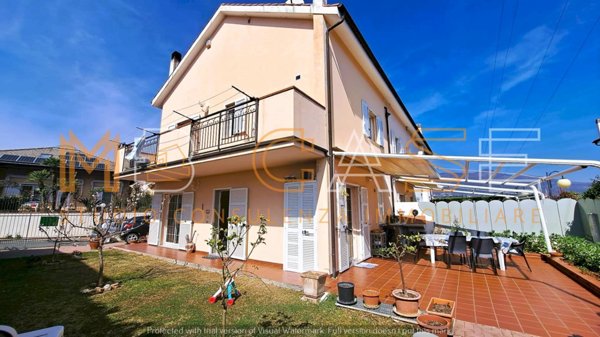 casa indipendente in vendita ad Albenga in zona Campochiesa