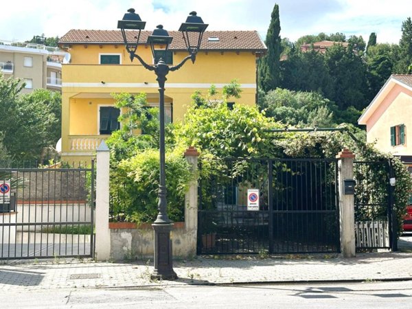appartamento in vendita ad Albenga in zona Vadino