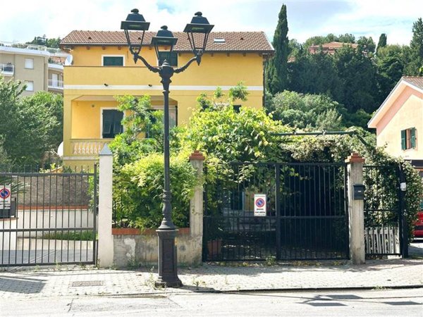 appartamento in vendita ad Albenga in zona Vadino
