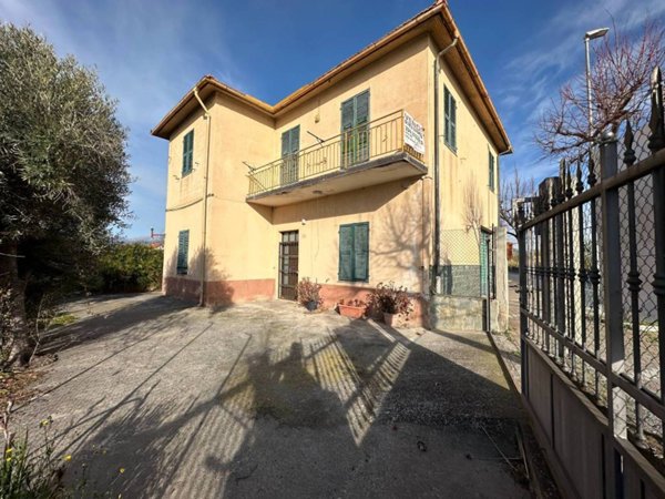 casa indipendente in vendita ad Albenga
