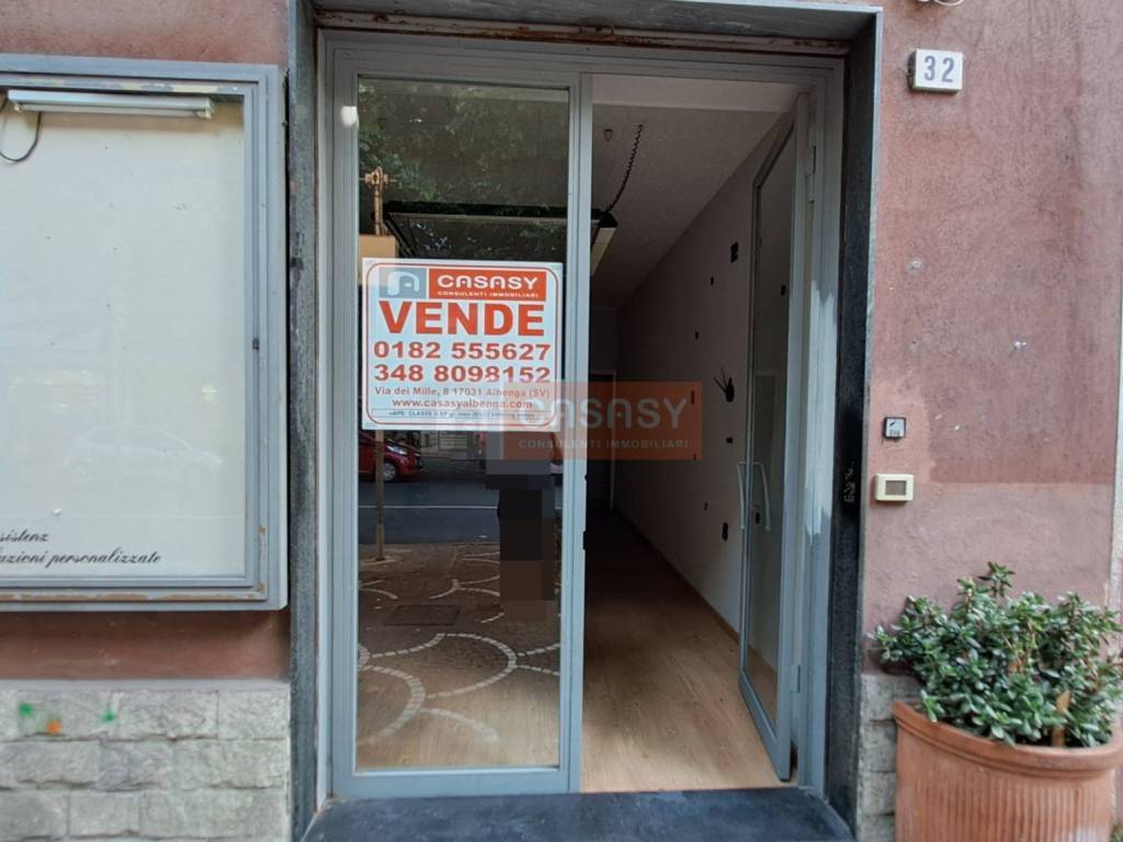 locale commerciale in vendita ad Albenga