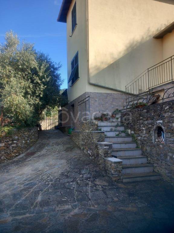 casa indipendente in vendita ad Albenga in zona Lusignano