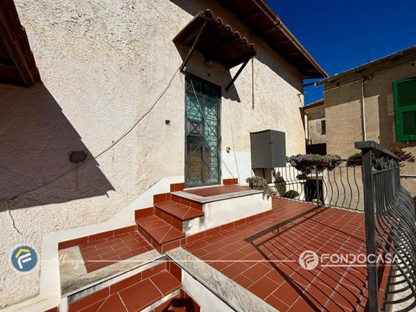 casa indipendente in vendita ad Albenga in zona Lusignano