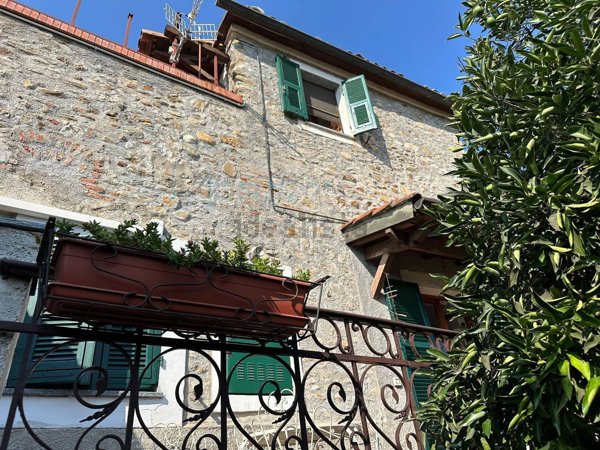 esavano in vendita ad Albenga in zona Bastia