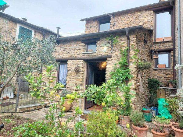 casa indipendente in vendita ad Albenga