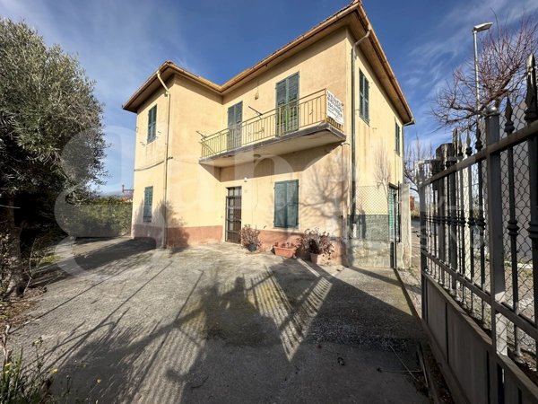 casa indipendente in vendita ad Albenga