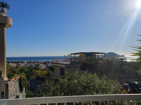 appartamento in vendita ad Albenga in zona Vadino