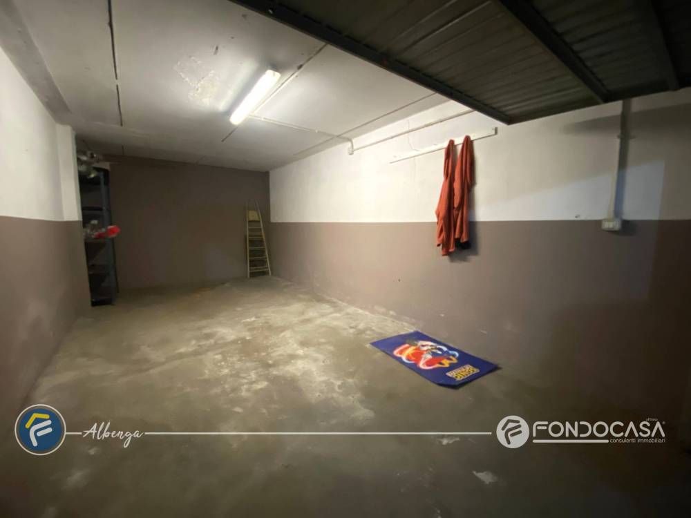 locale di sgombero in vendita ad Albenga