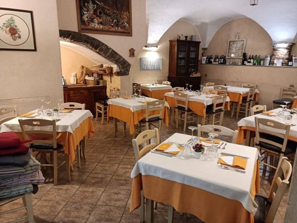 negozio in vendita ad Albenga in zona Campochiesa