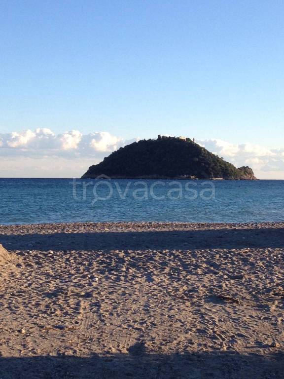 appartamento in vendita ad Albenga in zona Salea