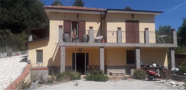 casa indipendente in vendita ad Albenga
