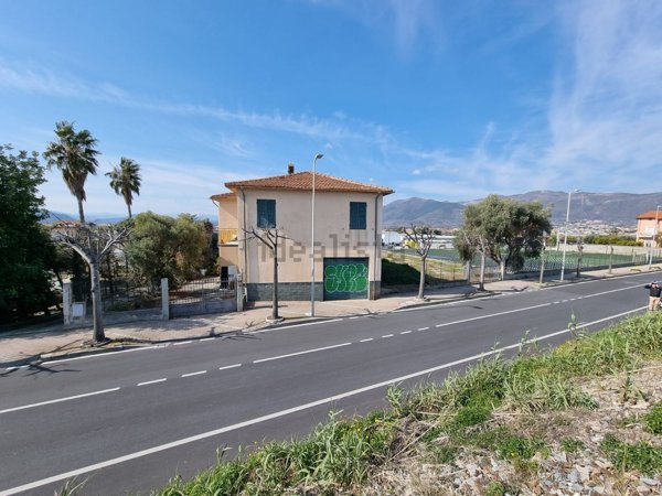 casa indipendente in vendita ad Albenga