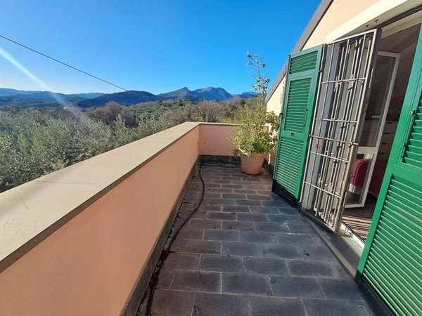 casa indipendente in vendita ad Albenga in zona Salea