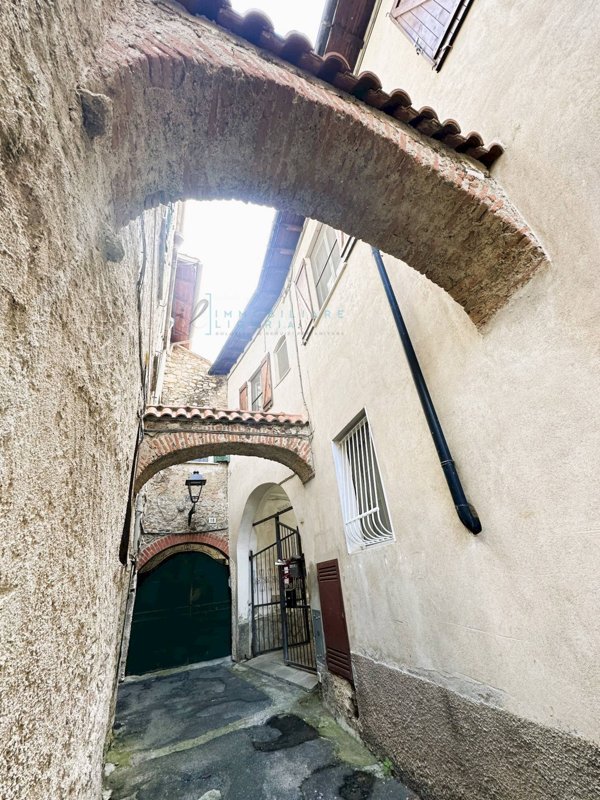 casa indipendente in vendita ad Albenga in zona Lusignano