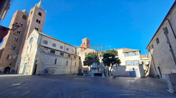 locale commerciale in vendita ad Albenga
