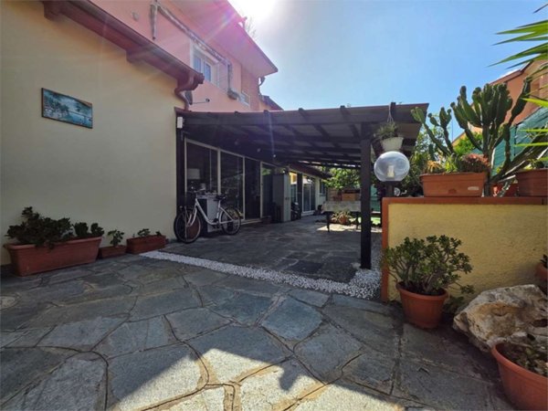 casa indipendente in vendita ad Albenga in zona Leca