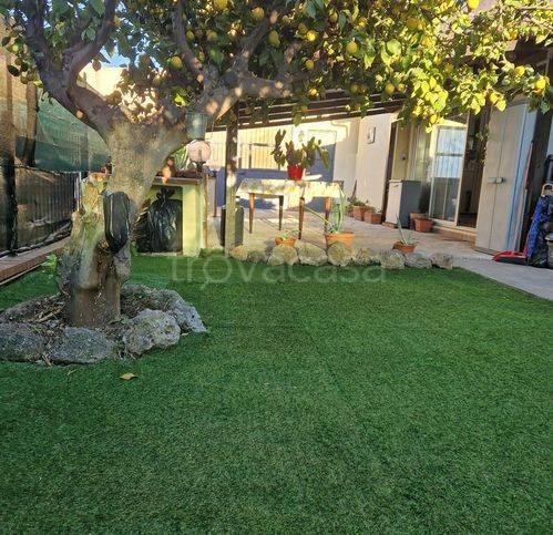 casa indipendente in vendita ad Albenga in zona Leca