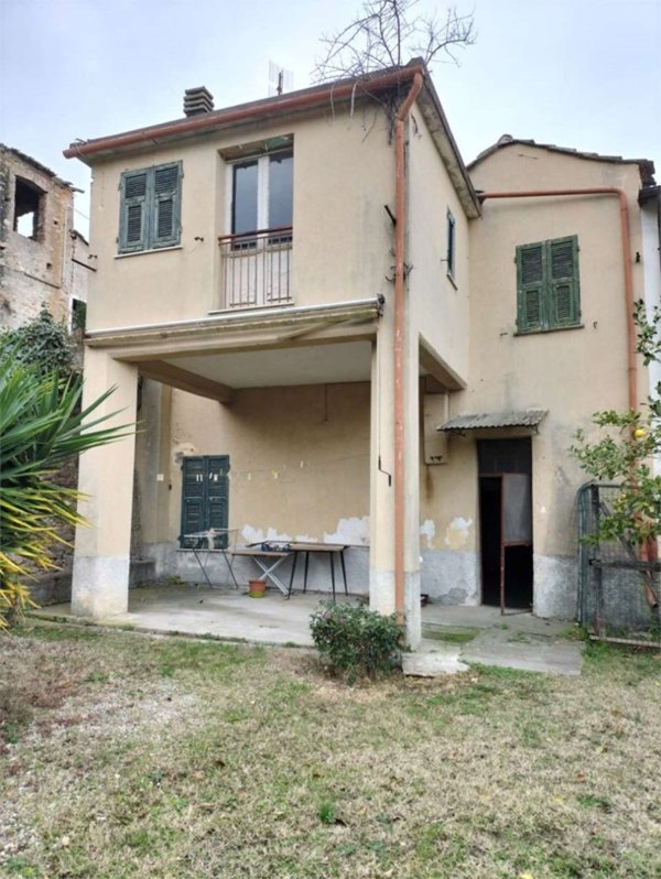 casa indipendente in vendita ad Albenga in zona Lusignano