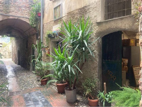 locale di sgombero in vendita ad Albenga
