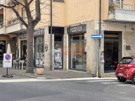 negozio in vendita ad Albenga in zona Vadino