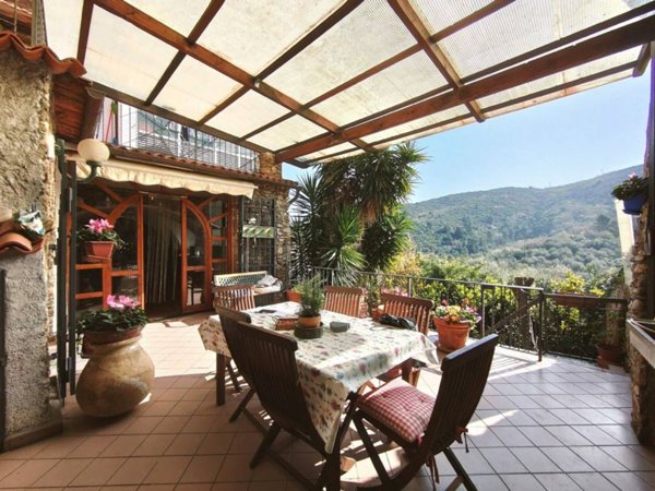 casa indipendente in vendita ad Albenga in zona Lusignano
