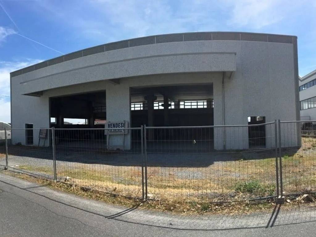 locale commerciale in vendita ad Albenga