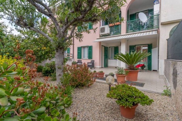 appartamento in vendita ad Albenga in zona Leca