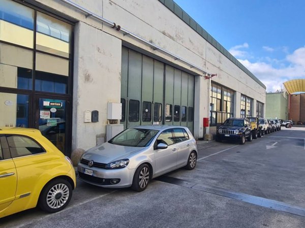 locale commerciale in vendita ad Albenga