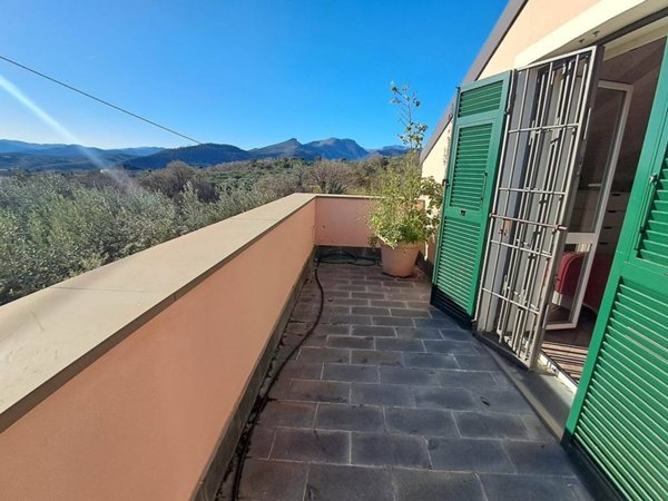 casa indipendente in vendita ad Albenga in zona Salea