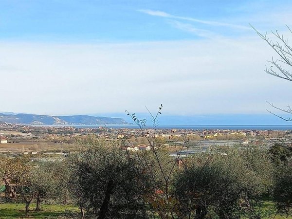casa indipendente in vendita ad Albenga in zona Lusignano