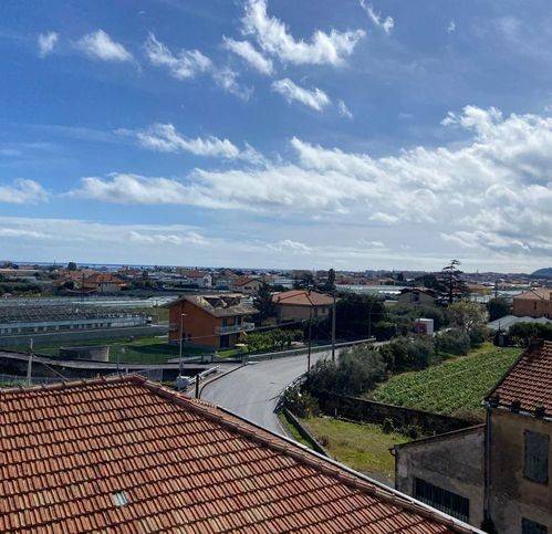 appartamento in vendita ad Albenga in zona Campochiesa