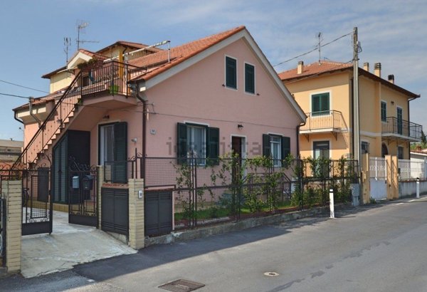 appartamento in vendita ad Albenga in zona Campochiesa