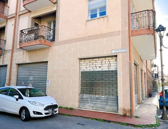 locale commerciale in vendita ad Albenga