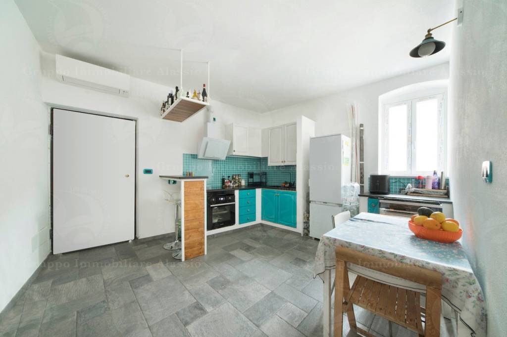 casa indipendente in vendita ad Albenga in zona Campochiesa