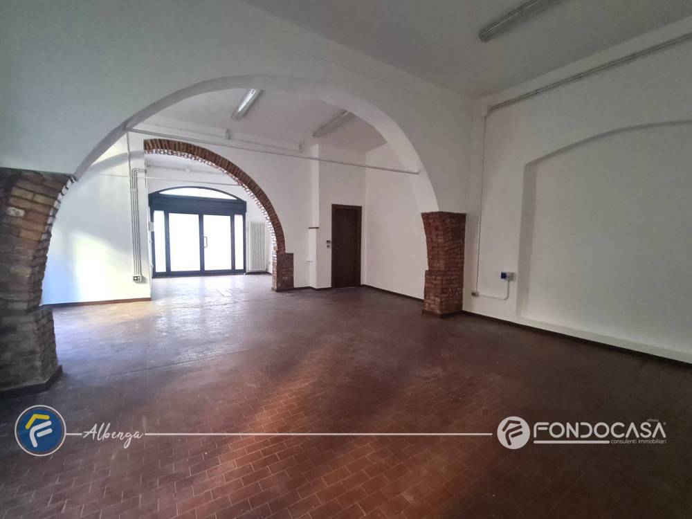 locale di sgombero in vendita ad Albenga