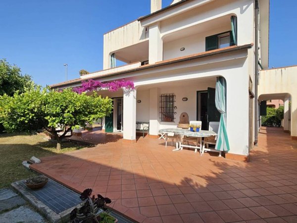 casa indipendente in vendita ad Albenga in zona Campochiesa