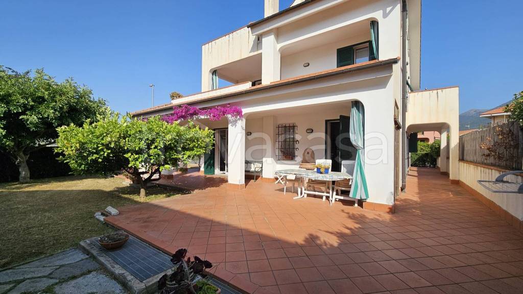 casa indipendente in vendita ad Albenga in zona Campochiesa